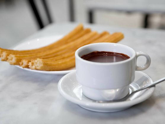 Churros with hot chocolate at 40º? Why are there lines in San Ginés in the middle of summer